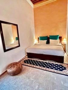Rúm í herbergi á Riad Dar Hanae