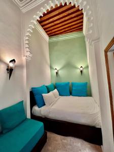 Rúm í herbergi á Riad Dar Hanae