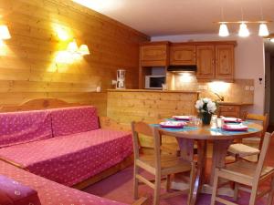 a living room with a table and a couch at Appartement Valmorel, 3 pièces, 6 personnes - FR-1-291-765 in Valmorel
