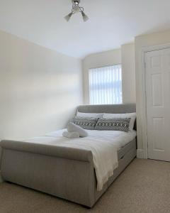 a bedroom with a bed with a ceiling fan at Cardiff Home in Cardiff