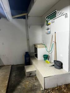 un garaje vacío con una habitación con en Habitación confortable y terraza Hamacas Coveñas, en Coveñas