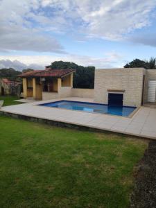 a house with a swimming pool in a yard at Casa de Temporada Meaipe in Guarapari