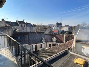 vistas a la ciudad desde el techo de un edificio en Le temps du Loing en Nemours