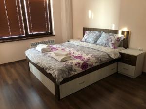 En eller flere senge i et værelse på Purple Rose Apartment Valencia Gardens + 19 billeder