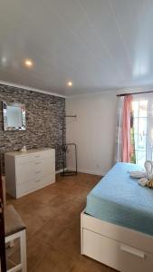 Ένα ή περισσότερα κρεβάτια σε δωμάτιο στο Apartamento Terra e Mar I