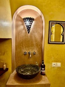 Baðherbergi á Riad Dar Hanae