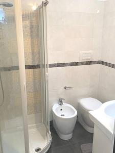 ein Bad mit einer Dusche, einem WC und einem Waschbecken in der Unterkunft casa montauro in Stalettì