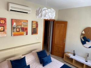 ベナルマデナにあるReal Torrequebradaのベッドルーム(青い枕と鏡付きのベッド1台付)