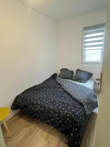 um quarto com uma cama e uma janela em T1 bis avec piscine em Canet-en-Roussillon