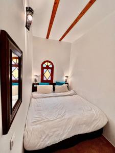 Rúm í herbergi á Riad Dar Hanae