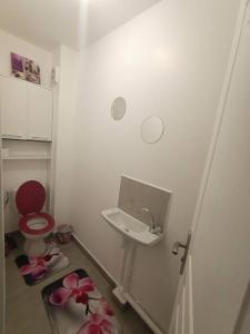 a small bathroom with a toilet and a sink at À 10min de la plage, agréable appartement lumineux in Le Robert