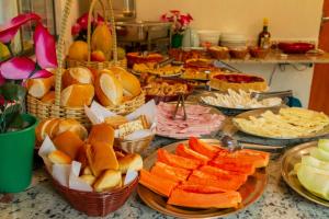 bufet z różnymi rodzajami żywności na talerzach w obiekcie Pousada Chalana w mieście Monte Verde