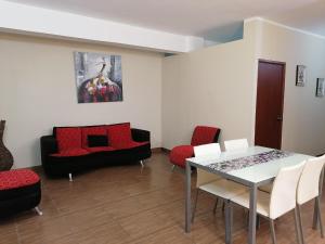 sala de estar con mesa, sillas y sofá en Hotel Plaza Barranca, en Barranca