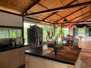 uma cozinha com uma bancada e um frigorífico em Casa de campo ideal para descanso em Villavicencio