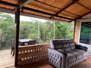 una silla sentada en un porche cubierto con una mesa en Casa de campo ideal para descanso, en Villavicencio