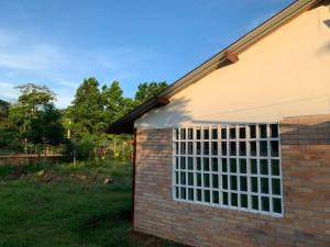 a window on the side of a brick house at Casa de campo ideal para descanso in Villavicencio