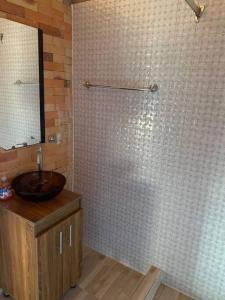 bagno con lavandino e doccia in vetro di Casa de campo ideal para descanso a Villavicencio