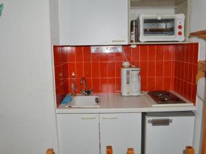 a small kitchen with a sink and a microwave at Appartement Argelès-sur-Mer, 3 pièces, 6 personnes - FR-1-225-453 in Argelès-sur-Mer