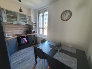 Kuchyňa alebo kuchynka v ubytovaní appartement rénové et lumineux a mers les bains au dessus d'un ancien commerce mersois en duplex pour 4 personnes pour du repos, des vacances ou pour le travail