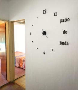 reloj en la pared en una habitación con cama en Casa con pileta - El PATIO DE BUDA en San Pedro
