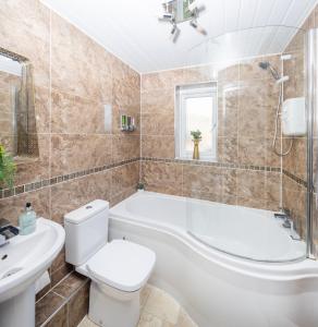Whiteoak House في بولتون: حمام مع حوض ومرحاض ومغسلة