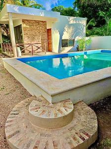basen przed domem w obiekcie Departamento cómodo y hermoso a mts de la playa w mieście San Crisanto