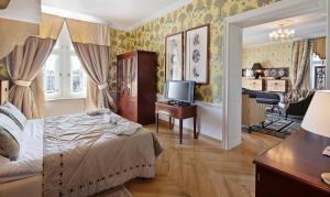 Łóżko lub łóżka w pokoju w obiekcie The Bonerowski Palace Boutique Hotel