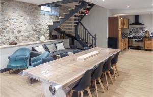 une salle à manger avec une table en bois et des chaises bleues dans l'établissement 7 Bedroom Stunning Home In Vicdessos, à Vicdessos