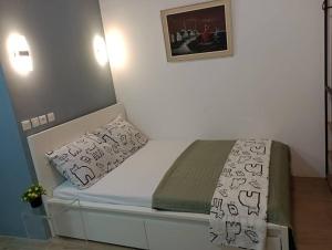 a bed in a room with a pillow on it at Mado Coliving - Studio Appart, Chambre coin cuisine, Chambre in Douala