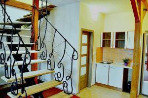 uma cozinha com uma escada em espiral num quarto em Penzión Rosenau em Rožňava
