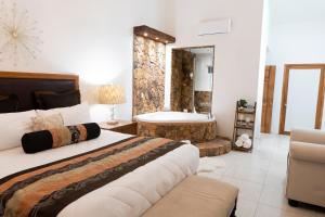 a bedroom with two beds and a bath tub at Sueños Resort in El Porvenir