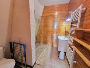 a bathroom with a toilet and a sink at Appartement Saint-Michel-de-Chaillol, 2 pièces, 5 personnes - FR-1-393-6 in Saint-Michel-de-Chaillol