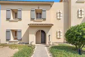 a large house with a door and a driveway at Nazeel - TownHouse Al-waha in King Abdullah Economic City