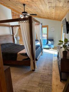 een slaapkamer met een bed en een plafondventilator bij Wonderful cabin tucked in the woods /w Hot tub in Mountain City
