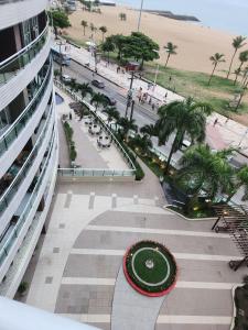 una vista aérea de un edificio con un reloj en Condomínio Terraço do Atlântico, en Fortaleza