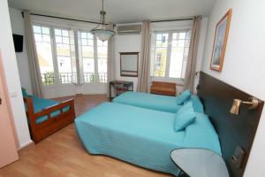 - une chambre avec 2 lits, une table et des fenêtres dans l'établissement Residencial Joao XXI, à Lisbonne 29 autres photos