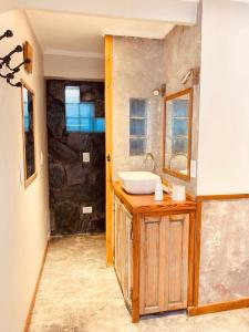 une salle de bain avec un lavabo et un miroir dans l'établissement La Maison Gerber, à Río Colorado 116 autres photos