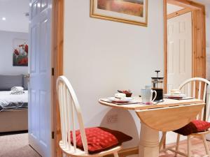 ウィットビーにあるMoby Dick Cottageの小さなテーブルと椅子が備わります。