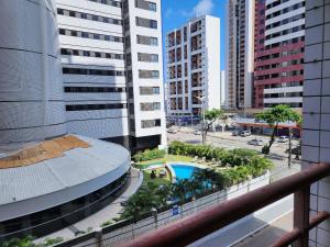 Bazén v ubytování Condomínio Costa do Sol nebo v jeho okolí