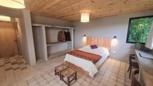 sypialnia z łóżkiem i stołem w pokoju w obiekcie El Ceibo habitacion en suite, San Lorenzo w mieście Salta