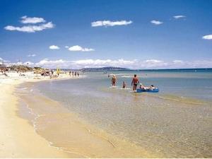 eine Gruppe von Menschen, die am Strand stehen in der Unterkunft Studio Marseillan-Plage, 1 pièce, 6 personnes - FR-1-326-452 in Marseillan