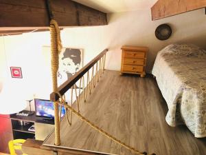 - une chambre avec un lit et une balançoire dans l'établissement Studio Marseillan-Plage, 1 pièce, 4 personnes - FR-1-326-460, à Marseillan