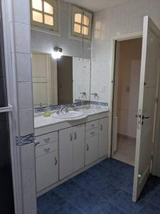 baño con 2 lavabos y espejo grande en 4047 Hospedaje SAN JUAN en San Juan