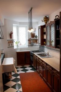 una cocina con suelo a cuadros en blanco y negro en Apartament City en Constanza