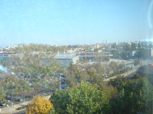 vistas a una ciudad con árboles y edificios en Apartament City en Constanza