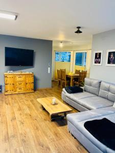 TV a/nebo společenská místnost v ubytování Sonnenberg Resort + 26 fotografií