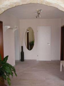 Zimmer mit einer weißen Tür und einem Spiegel in der Unterkunft Haus Ellbogen in Momlingen