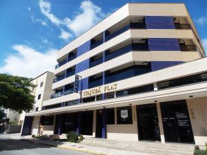 um grande edifício com painéis solares azuis em Itajubá Flat Hotel em Itajubá