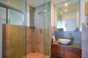 Un baño con ducha de cristal y lavabo. en Beachfront Luxury with Incredible Ocean Views apts by Bluescape, en Christ Church 23 fotos más