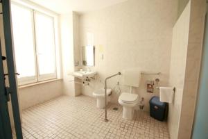 ein Bad mit einem WC und einem Waschbecken in der Unterkunft Residencial Joao XXI in Lissabon